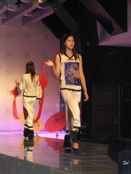 Fashion show at the Nanjing Brocade Research Institute